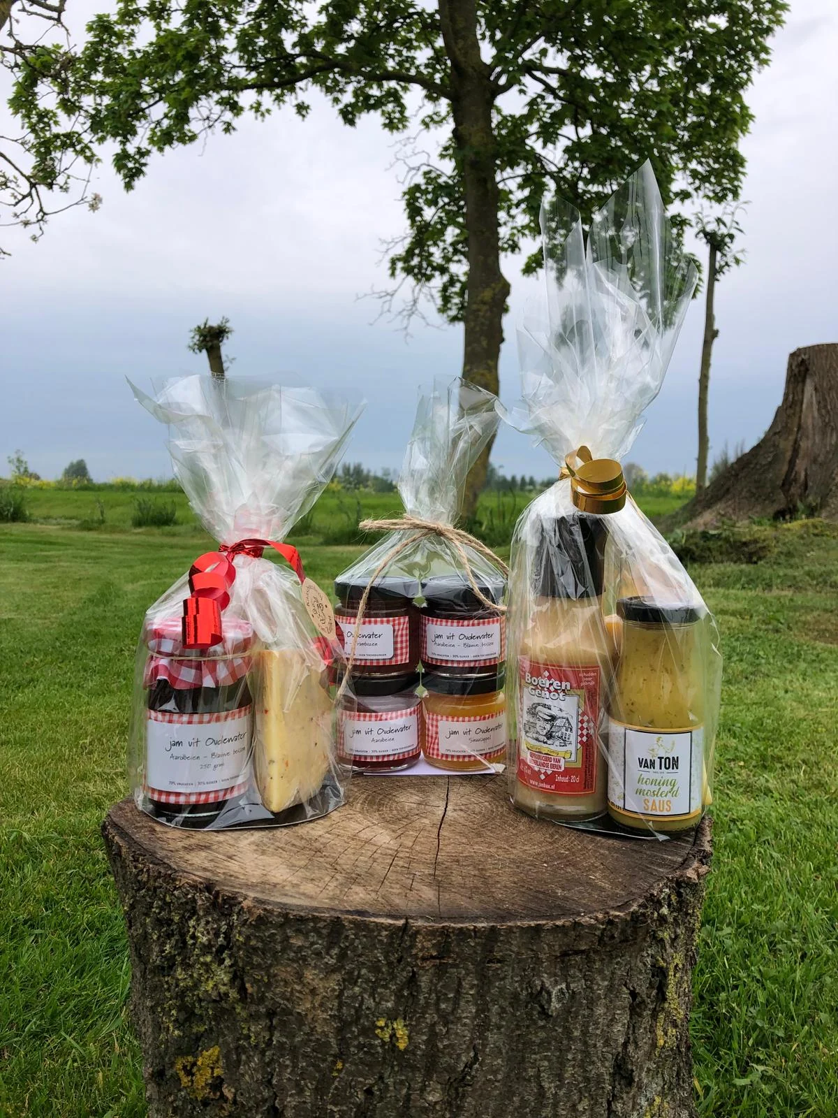 Feestelijk ingepakte pakketten met kaas, jam en streekproducten